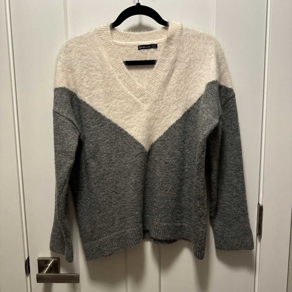 Stradivarius v neck sweater